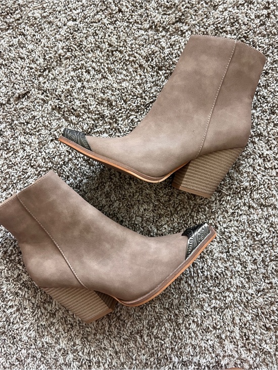 Oasis Society Shoes - NWOT! Oasis Society Taupe Leather Block Heel Ankle Boots with Metal Toe
